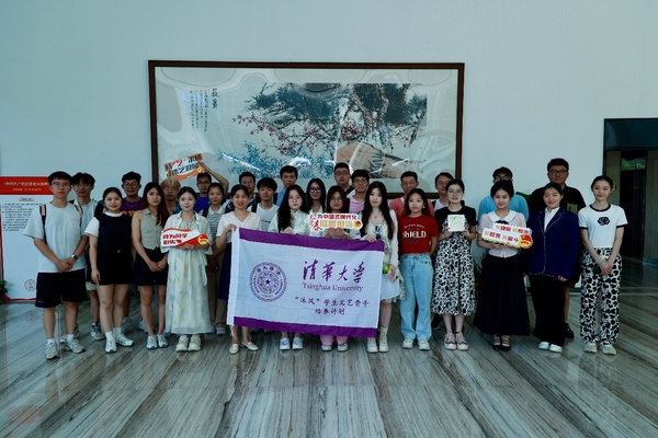 一群人站在地板上

中度可信度描述已自动生成